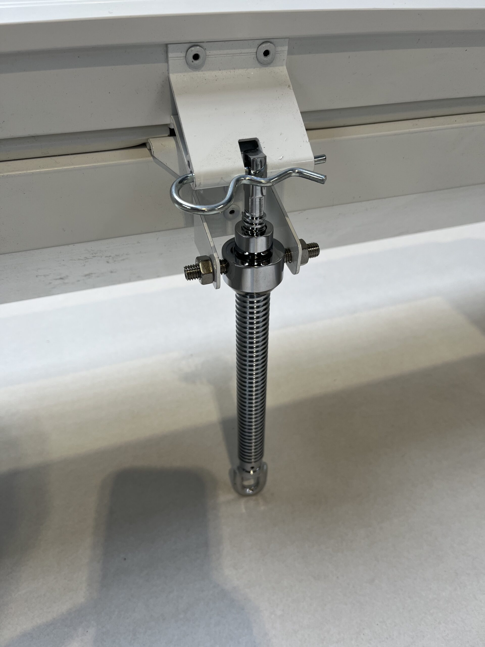 Close-up of COXDOME worm gear with spring and mounting bracket for roof hatch opening