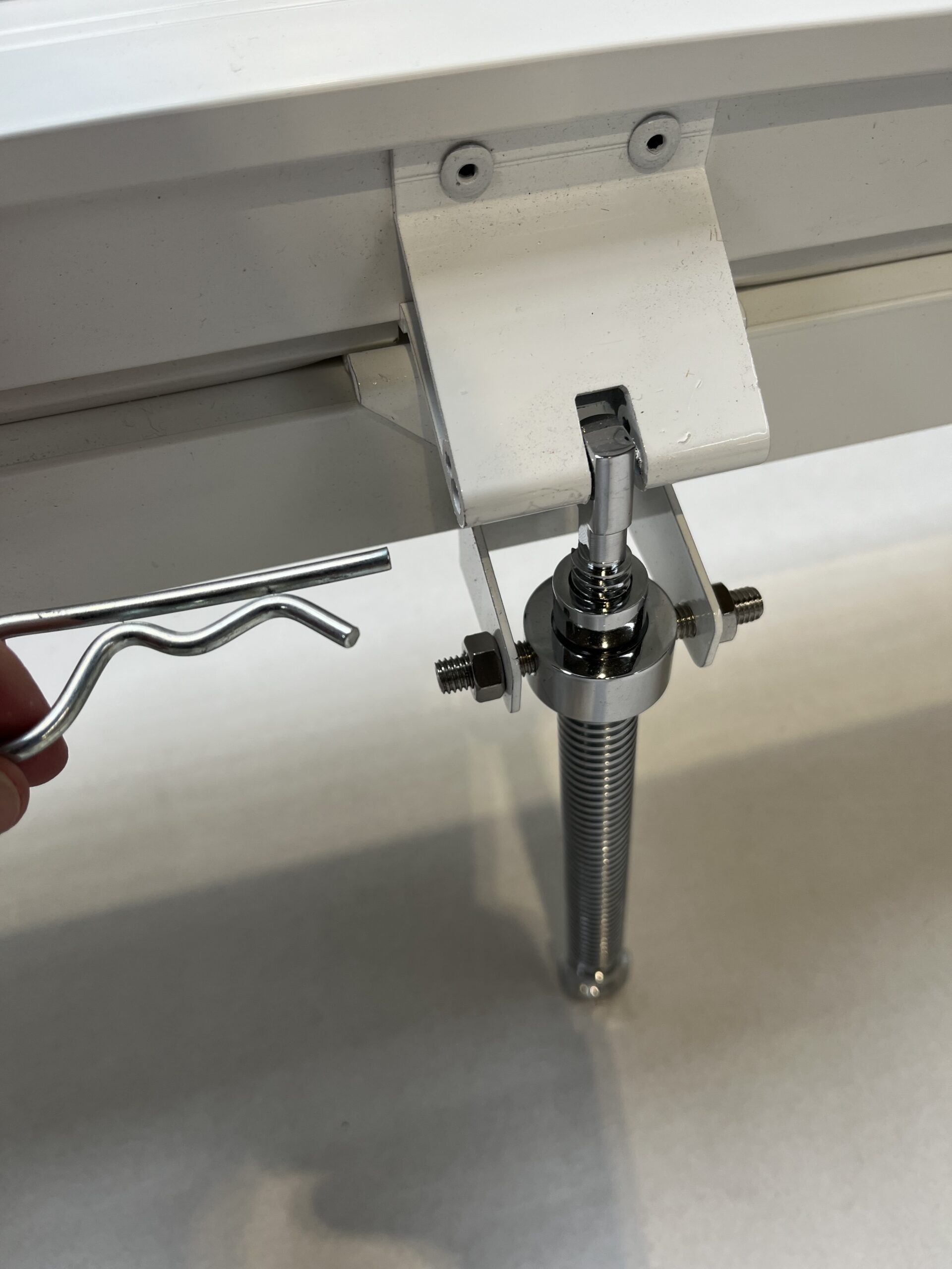 Close-up of COXDOME manual spindle with removed opening pin for roof access function